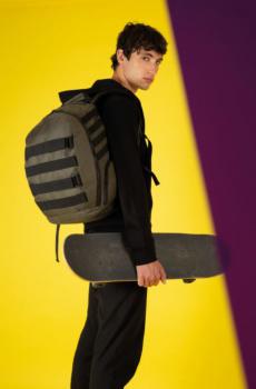 Městský batoh se skateboardovými pásky